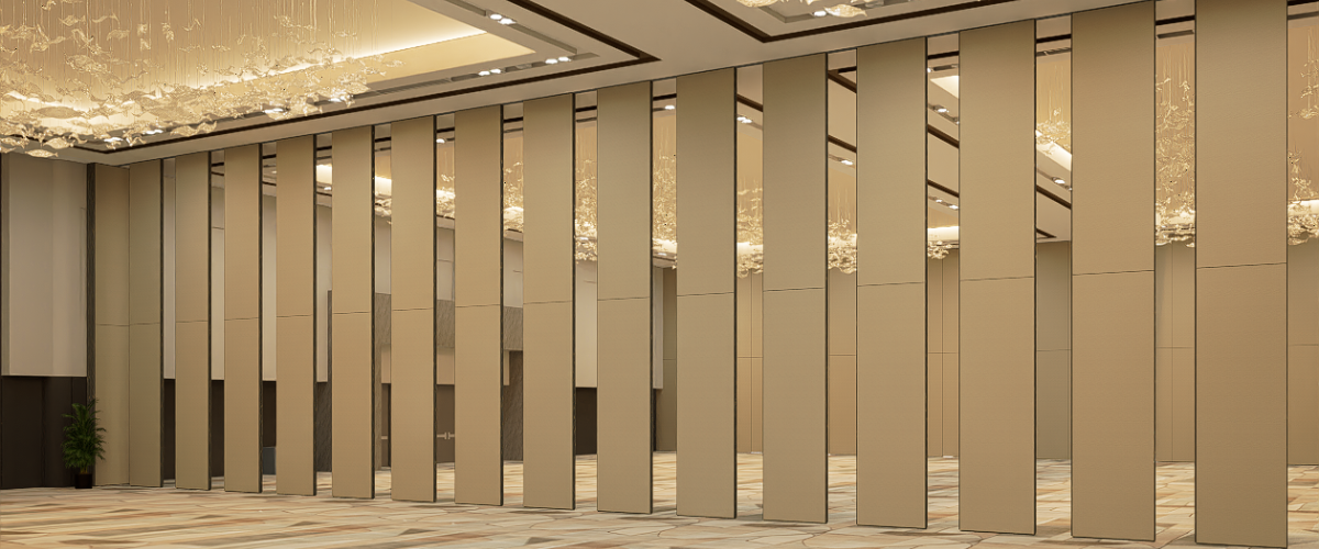 collapsible partition wall in a high ceiling venue